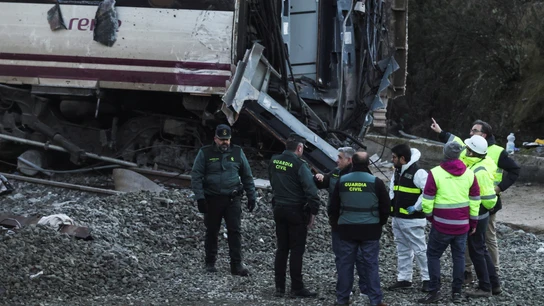 Los equipos de rescate trabajan en el lugar del accidente entre dos trenes en Adamuz (Córdoba) Los equipos de rescate trabajan en el lugar del accidente entre dos trenes en Adamuz (Córdoba)
