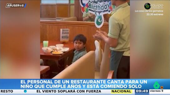 La emotiva reacci&oacute;n del personal de un restaurante al ver que un ni&ntilde;o est&aacute; celebrando solo su cumplea&ntilde;os 