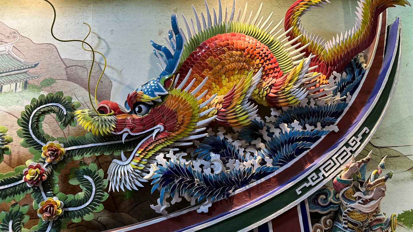 Un drag&oacute;n compuesto con la t&eacute;cnica del 'jian nian', que utiliza fragmentos de porcelana para crear relieves coloridos en templos y espacios religiosos de Chiayi, condado taiwan&eacute;s entre monta&ntilde;as cubiertas de nubes, bosques de cipreses, templos centenarios y aromas de t&eacute;