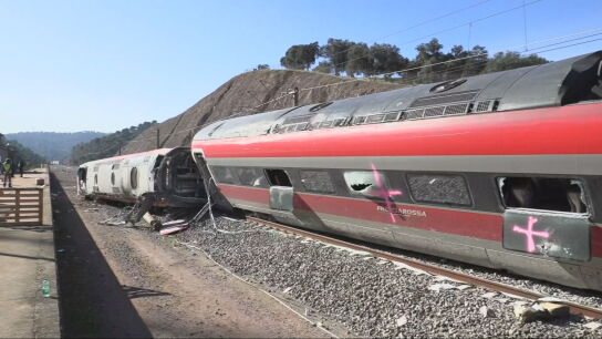 As&iacute; es la lucha por llegar al Alvia tras el accidente de Adamuz: vagones aplastados, restos de pasajeros y gr&uacute;as gigantes en acci&oacute;n