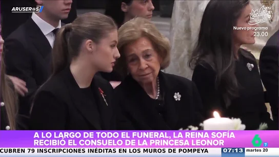 Los gestos de cariño de la princesa Leonor para intentar consolar a la reina Sofía en el funeral de Irene de Grecia Los gestos de cariño de la princesa Leonor para intentar consolar a la reina Sofía en el funeral de Irene de Grecia