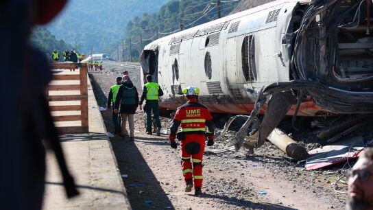 Operarios trabajan este martes en uno de los trenes accidentados de Adamuz.