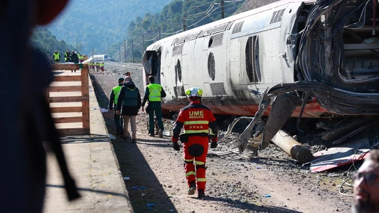Operarios trabajan este martes en uno de los trenes accidentados de Adamuz. Operarios trabajan este martes en uno de los trenes accidentados de Adamuz.