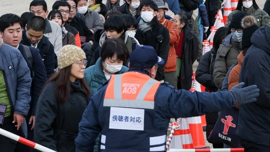 Personas hacen fila para asistir a la sentencia del asesino del ex primer ministro Shinzo Abe en el Tribunal de Distrito de Nara. Personas hacen fila para asistir a la sentencia del asesino del ex primer ministro Shinzo Abe en el Tribunal de Distrito de Nara.