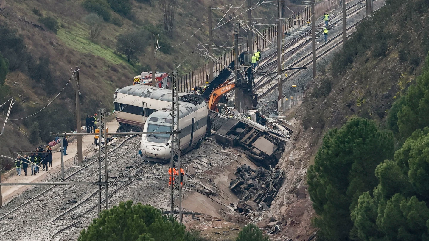 Los equipos de rescate trabajan en el lugar del accidente de Adamuz (Córdoba) Los equipos de rescate trabajan en el lugar del accidente de Adamuz (Córdoba)
