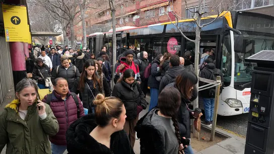 Varios viajeros esperan el autobús. Varios viajeros esperan el autobús.