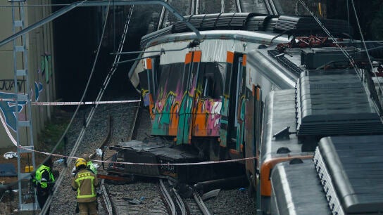 El tren accidentado en Gelida tras la ca&iacute;da de un muro