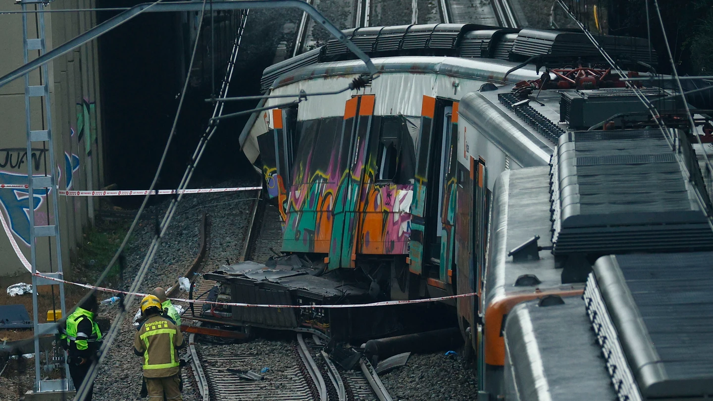 El tren accidentado en Gelida tras la caída de un muro El tren accidentado en Gelida tras la caída de un muro