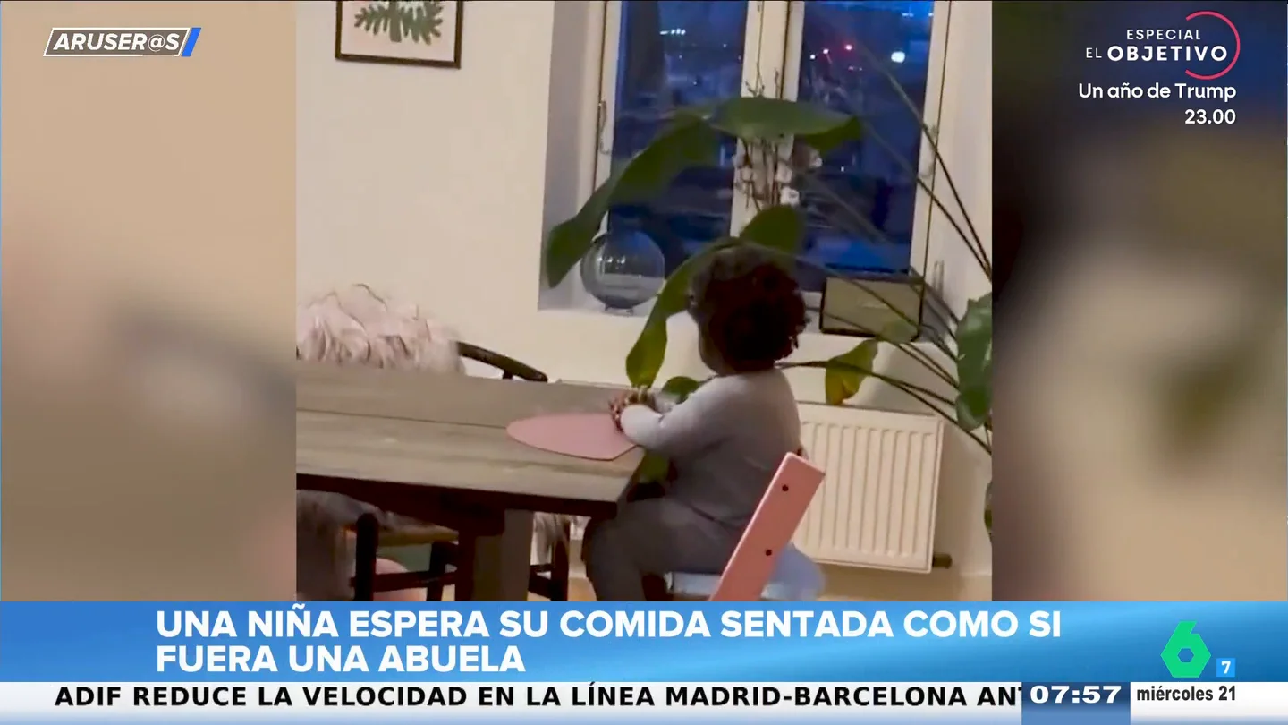 La divertida reacción de una niña esperando su comida como una abuela arrasa: "Tiene espíritu de persona mayor" La divertida reacción de una niña esperando su comida como una abuela arrasa: "Tiene espíritu de persona mayor"