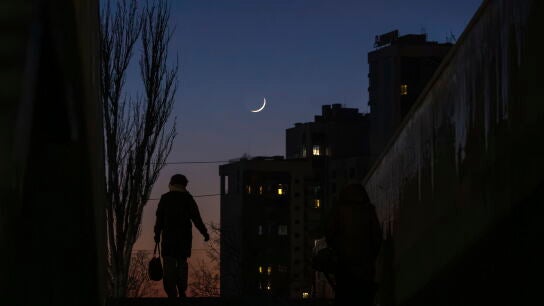 Una persona camina en la oscuridad durante un corte de electricidad el 21 de enero en el centro de Kyiv (Ucrania)