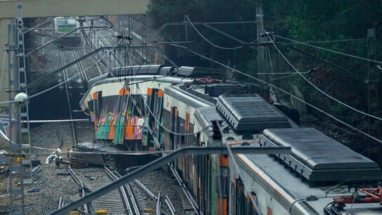  Vista del estado del tren de Rodalies descarrilado el martes en Barcelona
