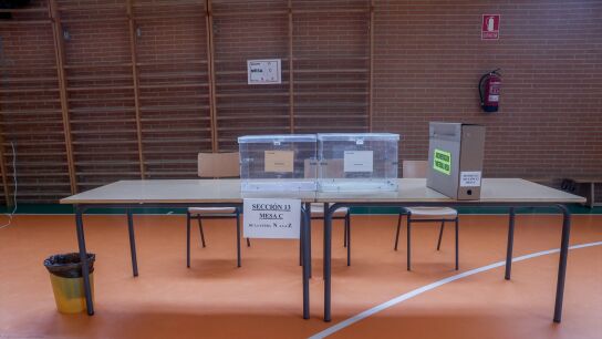 Mesa electoral del CEIP Emperador Carlos V de Getafe que este a&ntilde;o act&uacute;a como colegio electoral para las elecciones generales 23J, a 22 de julio de 2023, en Getafe, Madrid (Espa&ntilde;a). Los espa&ntilde;oles est&aacute;n llamados a las urnas ma&ntilde;ana, 23 de julio, para poder elegir a sus representantes para los pr&oacute;ximos cuatro a&ntilde;os. Est&aacute;n en juego 350 esca&ntilde;os en el Congreso y 208 en el Senado (ya que 57 de los 265 senadores lo son por designaci&oacute;n auton&oacute;mica), que tendr&aacute;n que elegir al pr&oacute;ximo Gobierno. Fecha: 22/07/2023. 