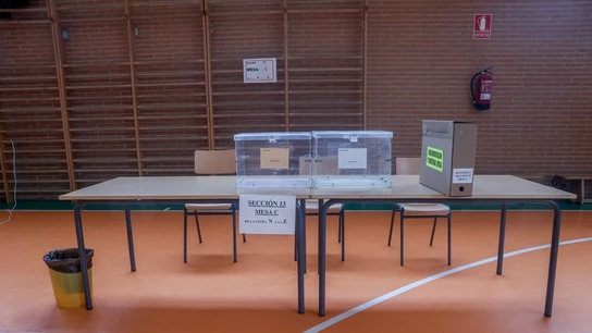 Una mesa electoral aún vacía en uno de los colegios electorales habituales. Mesa electoral del CEIP Emperador Carlos V de Getafe que este año actúa como colegio electoral para las elecciones generales 23J, a 22 de julio de 2023, en Getafe, Madrid (España). Los españoles están llamados a las urnas mañana, 23 de julio, para poder elegir a sus representantes para los próximos cuatro años. Están en juego 350 escaños en el Congreso y 208 en el Senado (ya que 57 de los 265 senadores lo son por designación autonómica), que tendrán que elegir al próximo Gobierno. Fecha: 22/07/2023.