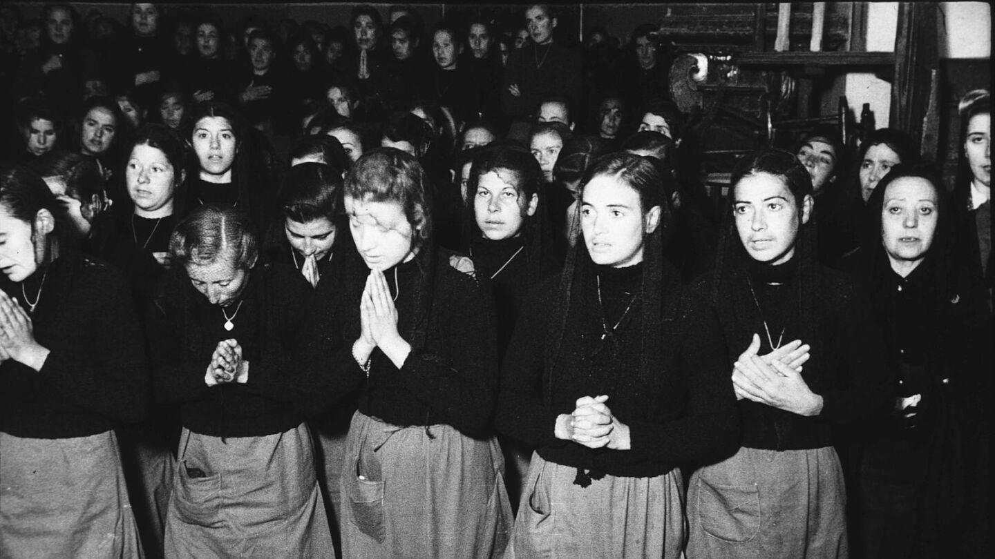 Mujeres rezando en el Franquismo