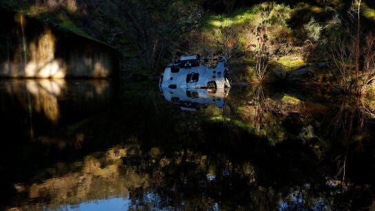 Una parte desprendida de accidente ferroviario en Adamuz en un arroyo cercano