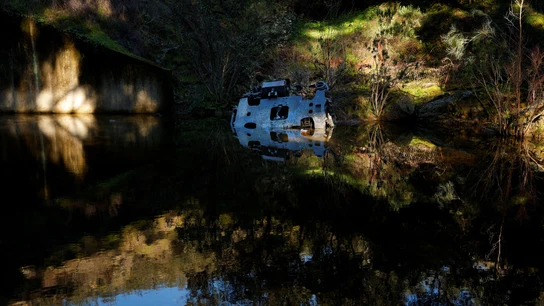 Una parte desprendida de accidente ferroviario en Adamuz en un arroyo cercano Una parte desprendida de accidente ferroviario en Adamuz en un arroyo cercano