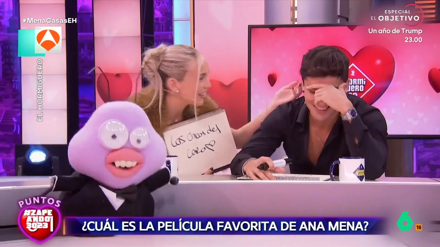 Óscar Casas no sabe la película favorita de Ana Mena, ni que tiene tatuajes: "A ver si está saliendo con Mario" La visita de Ana Mena y Óscar Casas de ayer en 'El Hormiguero' dejó divertidos momentos, como el de este vídeo, donde ambos se dan cuenta de que todavía les queda mucho por saber del otro y Óscar descubre que Ana tiene un tatuaje.