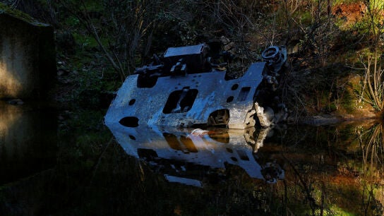 Una parte desprendida de accidente ferroviario en Adamuz en un arroyo cercano