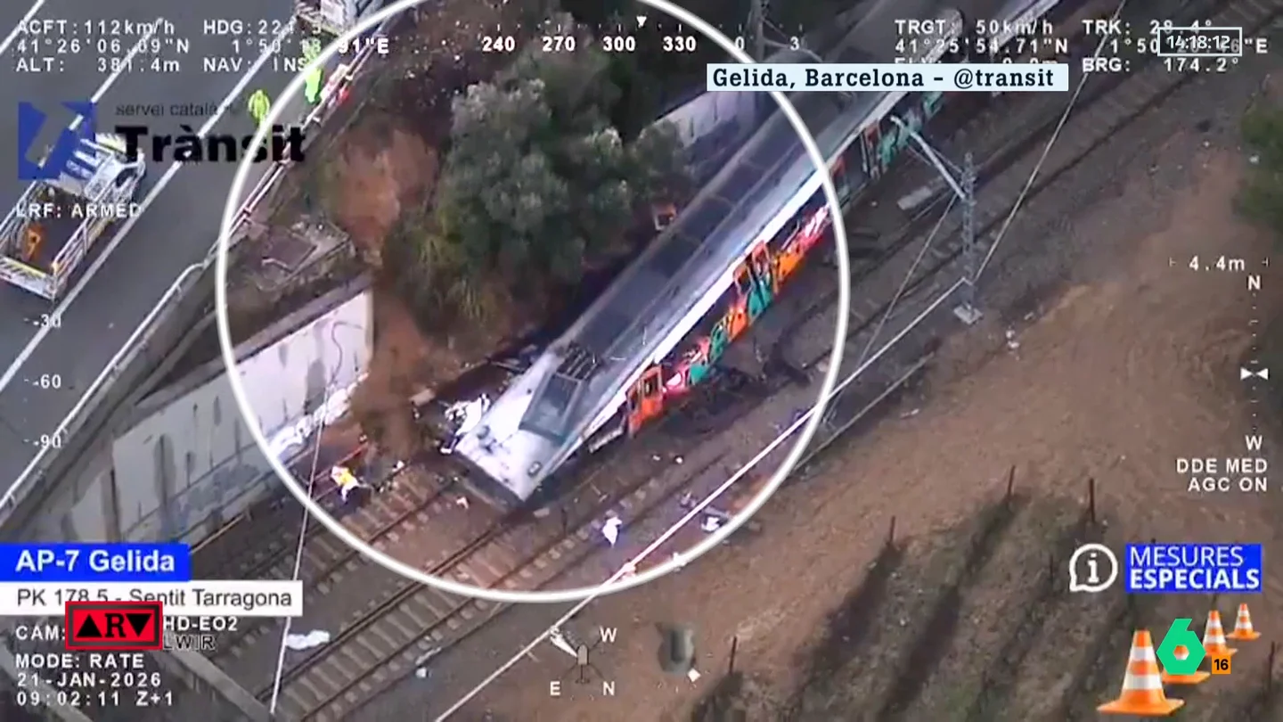 Las sobrecogedoras imágenes aéreas del accidente de Rodalies: así ha quedado el tren tras la caída del muro Las sobrecogedoras imágenes aéreas del accidente de Rodalies: así ha quedado el tren tras la caída del muro