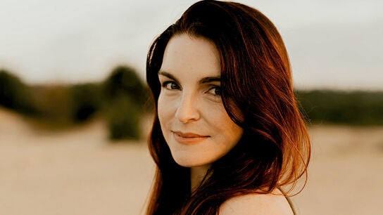 La escritora Carissa Broadbent en una imagen promocional