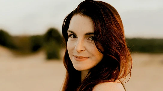 La escritora Carissa Broadbent en una imagen promocional La escritora Carissa Broadbent en una imagen promocional