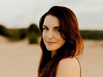 La escritora Carissa Broadbent en una imagen promocional