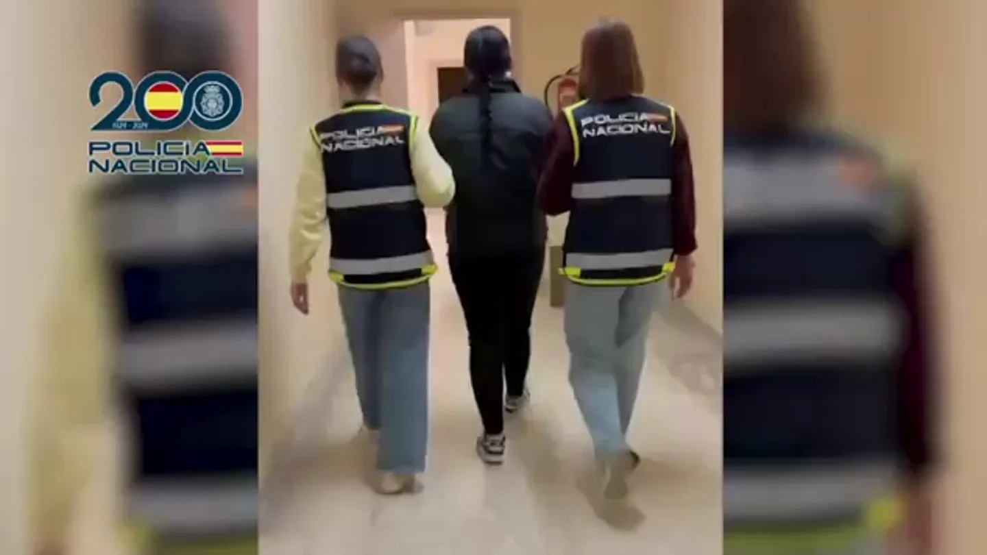 Detenidos tres jóvenes en Madrid por obligar a una chica a desnudarse, grabarla y difundirlo en la red Detenidos tres jóvenes en Madrid por obligar a una chica a desnudarse, grabarla y difundirlo en la red