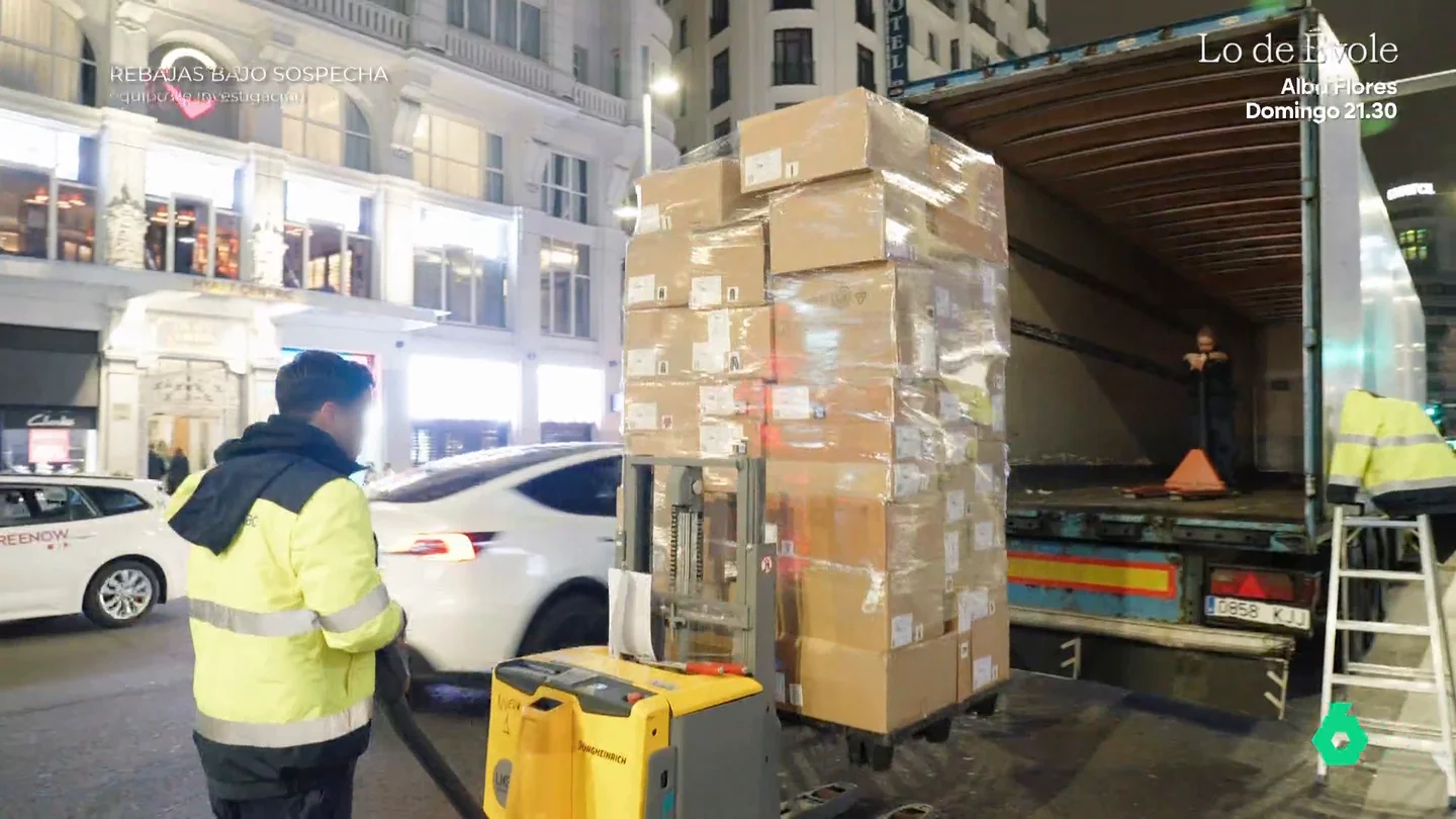 Equipo de Investigación comprueba el frenesí de los comercios antes de comenzar la temporada de rebajas: "Se intensifica el trabajo un 60% más" Equipo de Investigación comprueba el frenesí de los comercios antes de comenzar la temporada de rebajas: "Se intensifica el trabajo un 60% más"