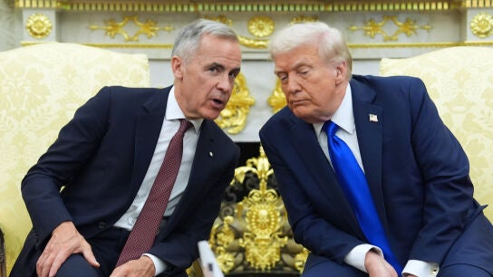 El primer ministro de Canad&aacute;, Mark Carney, dialoga con el presidente de Estados Unidos, Donald Trump, en la Casa Blanca