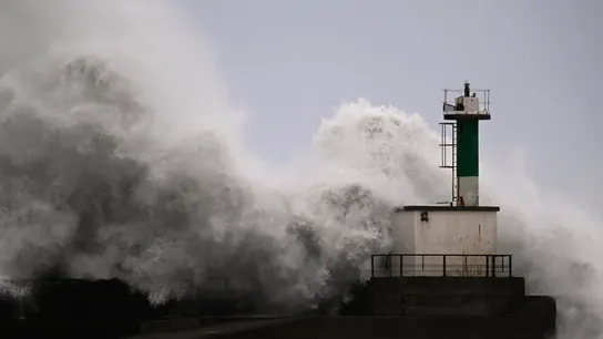 Grandes olas golpean la linterna de faro de San Esteban de Bocamar. Grandes olas golpean la linterna de faro de San Esteban de Bocamar.