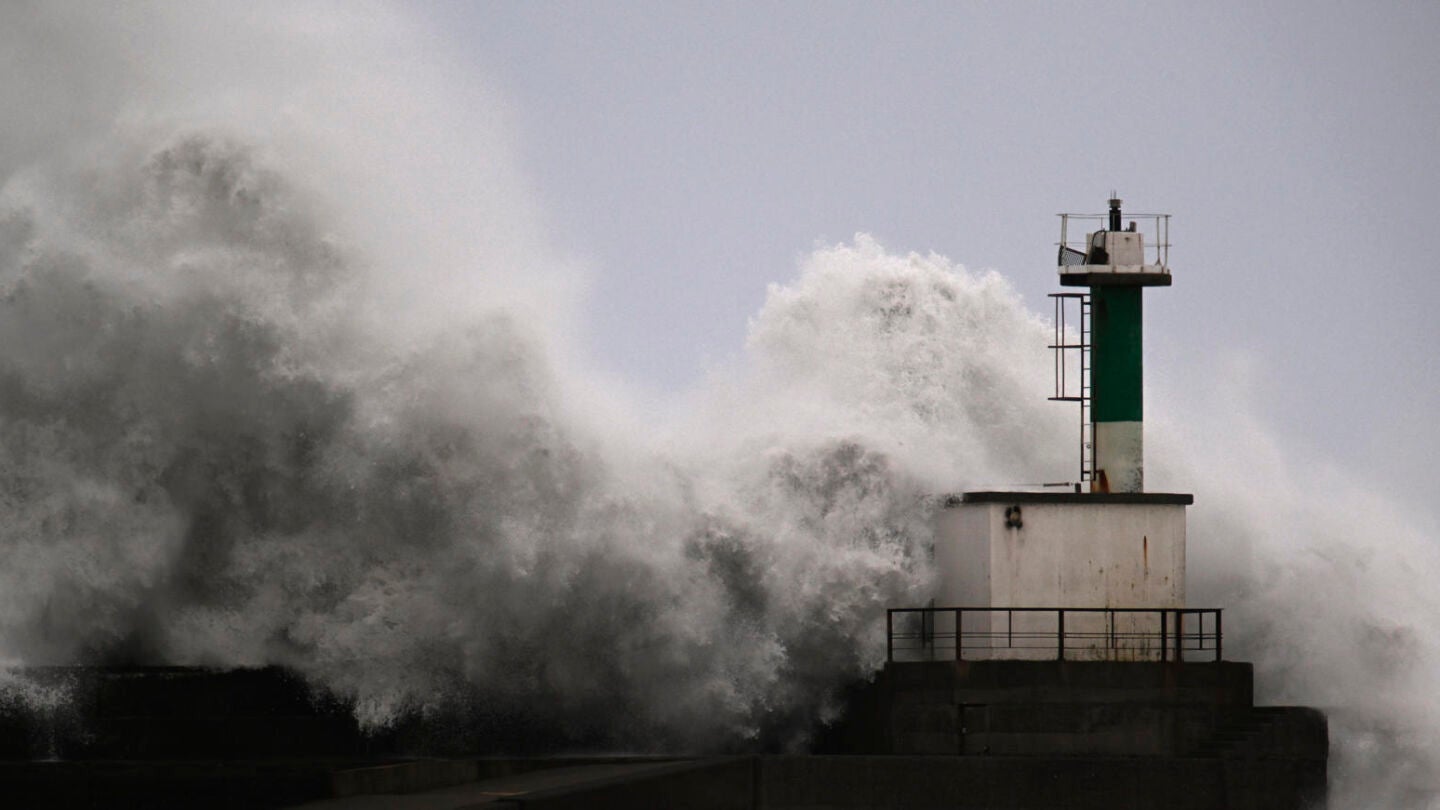 Grandes olas golpean la linterna de faro de San Esteban de Bocamar.
