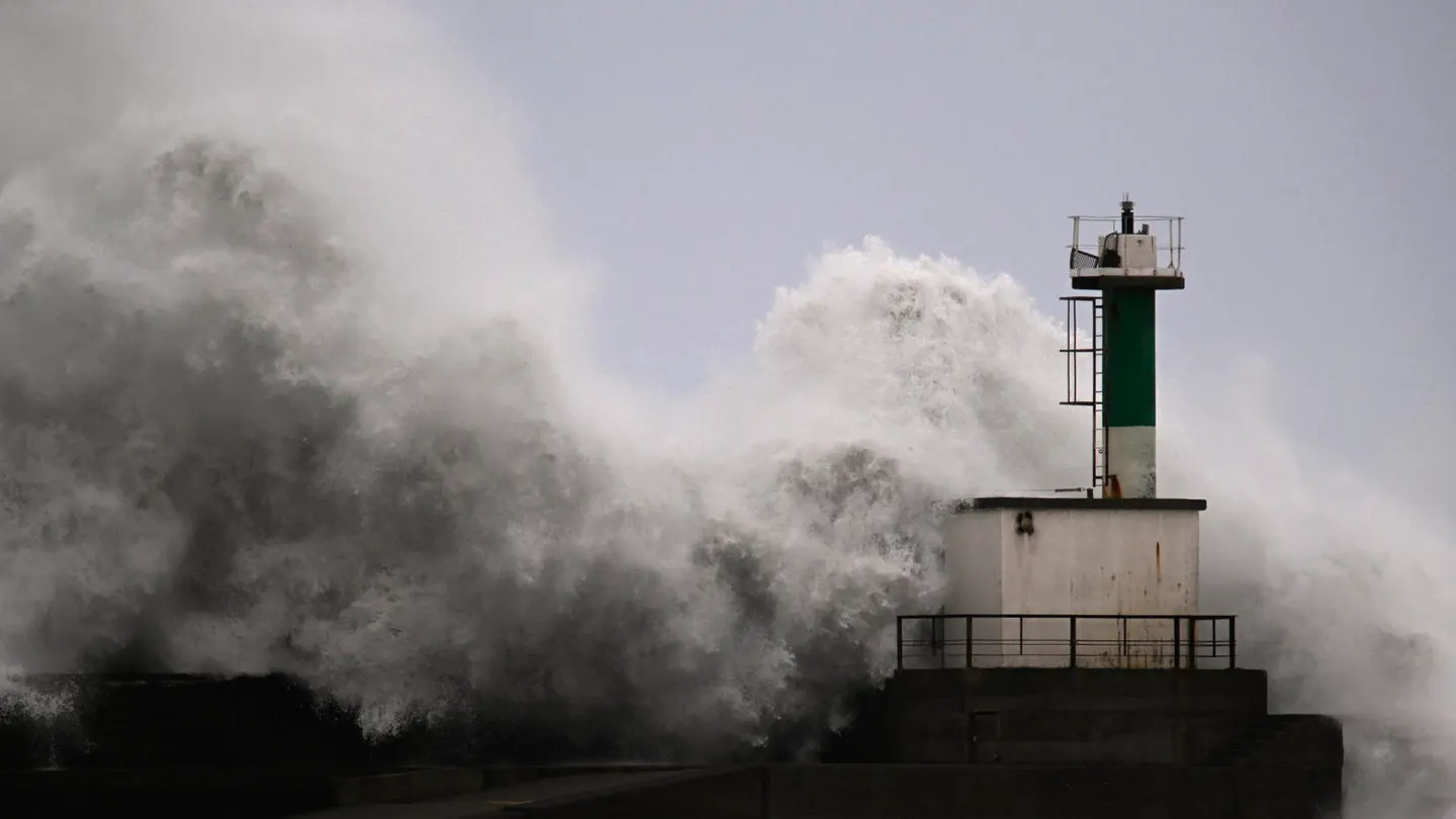Grandes olas golpean la linterna de faro de San Esteban de Bocamar. Grandes olas golpean la linterna de faro de San Esteban de Bocamar.