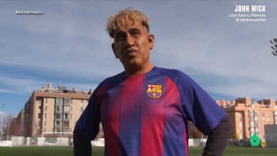 El humorista se ha transformado en el jugador del F&uacute;tbol Club Barcelona que, como ha contado, es "el jugador m&aacute;s joven en cobrar 40 millones de euros". "Mi sueldo tambi&eacute;n incluye un Bono Parque", desvela. 