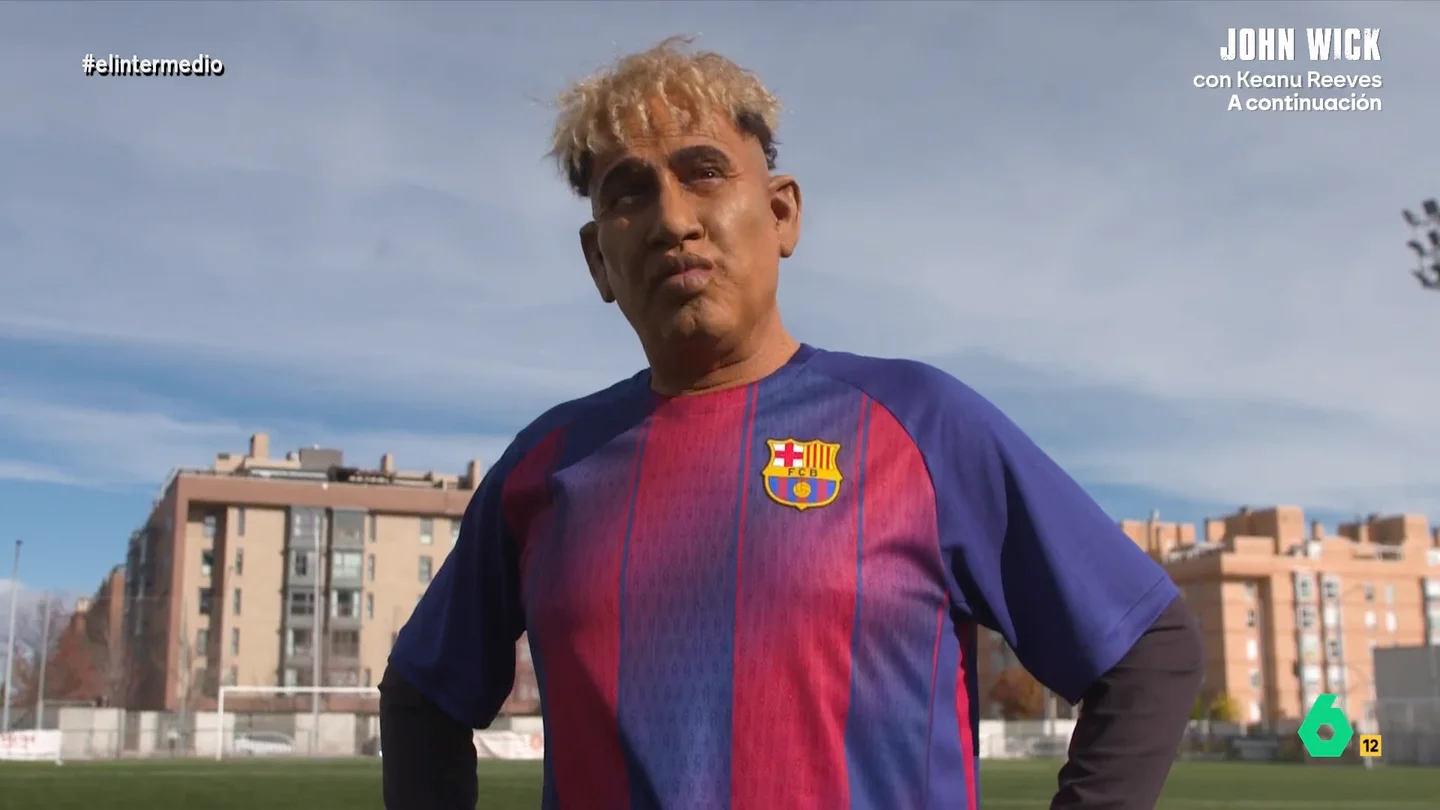 Joaquín Reyes se convierte en Lamine Yamal, "el único moro que no quiere deportar Abascal" El humorista se ha transformado en el jugador del Fútbol Club Barcelona que, como ha contado, es "el jugador más joven en cobrar 40 millones de euros". "Mi sueldo también incluye un Bono Parque", desvela.