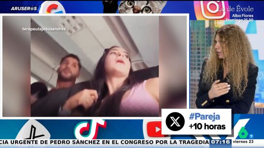 Una pasajera se aferra al brazo de un desconocido en plena turbulencia y el momento se vuelve viral