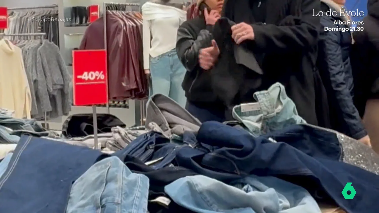 Un experto analiza cómo cambia la distribución de una tienda textil en época de rebajas: "El desorden causa una llamada de atención" Un experto analiza cómo cambia la distribución de una tienda textil en época de rebajas: "El desorden causa una llamada de atención"