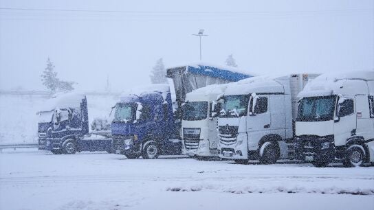 Imagen de archivo de varios camiones parados por la nieve. 