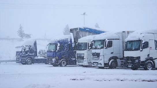 Imagen de archivo de varios camiones parados por la nieve. Imagen de archivo de varios camiones parados por la nieve.