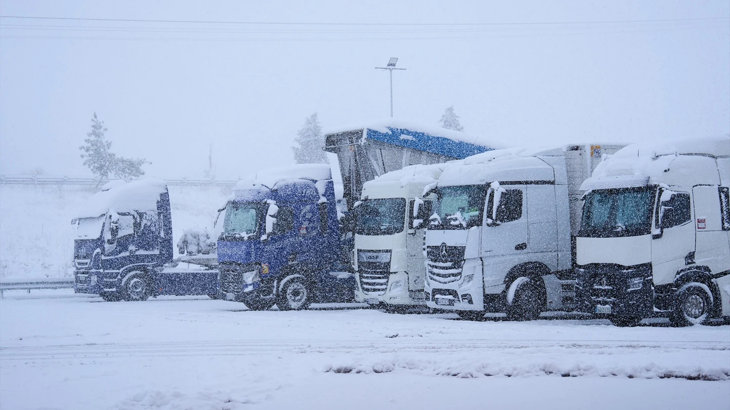 Imagen de archivo de varios camiones parados por la nieve. Imagen de archivo de varios camiones parados por la nieve.