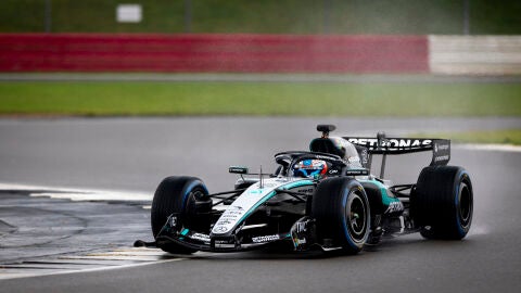 Mercedes W17 rodando en Silverstone