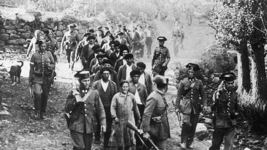 Columna de Guardias Civiles con mineros capturados en Bra&ntilde;osera (Palencia), el 8 de octubre de 1934