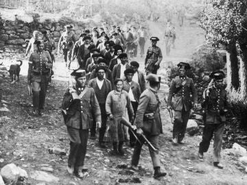 Columna de Guardias Civiles con mineros capturados en Bra&ntilde;osera (Palencia), el 8 de octubre de 1934
