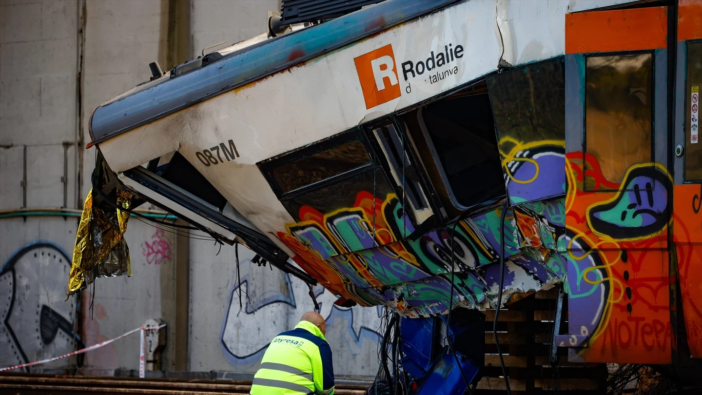 Imagen del tren de Rodalies accidentado en Gelida (Barcelona) Imagen del tren de Rodalies accidentado en Gelida (Barcelona)