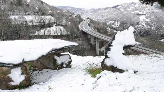 Autov&iacute;a A6 en Lugo, este viernes tras las nevadas por el temporal Ingrid.