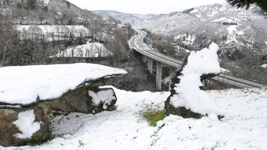Autovía A6 en Lugo, este viernes tras las nevadas por el temporal Ingrid. Autovía A6 en Lugo, este viernes tras las nevadas por el temporal Ingrid.