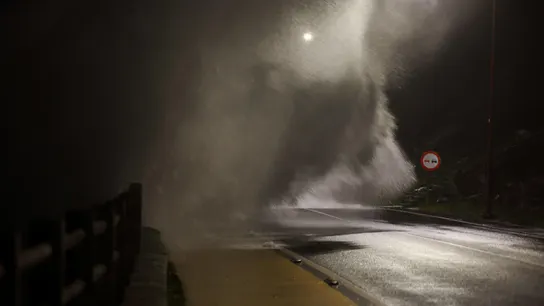 Vista de las olas que saltan a la carretera que une Baiona con A Guarda, Galicia. Vista de las olas que saltan a la carretera que une Baiona con A Guarda, Galicia.