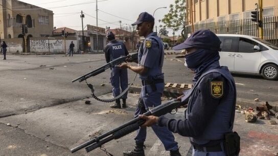 Agentes de la Polic&iacute;a de Sud&aacute;frica