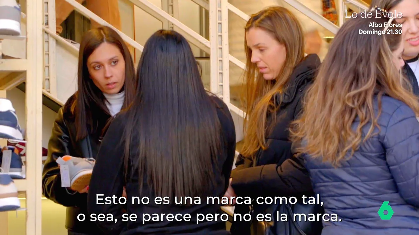 Una trabajadora reconoce a Equipo de Investigación que en su tienda se venden imitaciones: "Saben lo que están comprando, jamás hemos tenido un reclamo" Una trabajadora reconoce a Equipo de Investigación que en su tienda se venden imitaciones: "Saben lo que están comprando, jamás hemos tenido un reclamo"