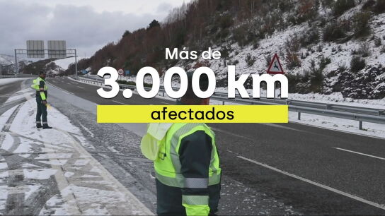 El enfado de los camioneros ante el par&oacute;n obligado por la DGT: "Llevo 40 a&ntilde;os trabajando con nieve, no es normal que estemos as&iacute;"