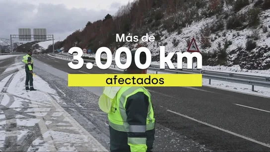 El enfado de los camioneros ante el parón obligado por la DGT: "Llevo 40 años trabajando con nieve, no es normal que estemos así" El enfado de los camioneros ante el parón obligado por la DGT: "Llevo 40 años trabajando con nieve, no es normal que estemos así"